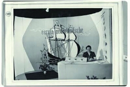 Stand van de afdeling 'De vrouw in beroep, bedrijf en sociaal werk': promotie van 'Verzekeringswerk' op de tentoonstelling 'De Nederlandse Vrouw 1898-1948'. 1948