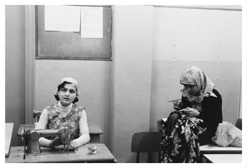 Twee Turkse meisje tijdens de naailes. 1979