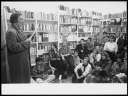 Publiek tijdens de heropening van het verbouwde documentatiecentrum de Feeks. 1986