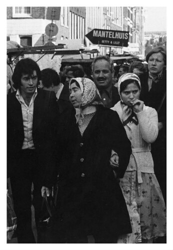 Een Turks gezin op de Albert Cuyp markt in Amsterdam. 1976