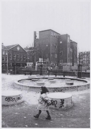 Bijschrift: 'Een school, een speelplaats en een basketbalveld in de buurt van woningen' 199?