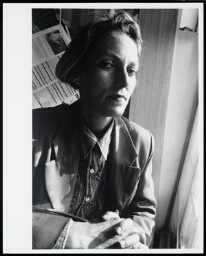 Portret van Anja van Kooten Niekerk, COC-directeur en onder andere schrijver van Verkeerde Vriendschap: Lesbisch Leven in De Jaren 1920-1960 1991