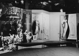 Stand van de afdeling 'De vrouw in de mode': 'Mode in 1910' op de tentoonstelling 'De Nederlandse Vrouw 1898-1948'. 1948