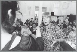 Wil Merkies aan het woord ( WOUW) tijdens de bijeenkomst 'Jong en Oud: Vrouwen/Bewegingen door de Tijd heen' 2003