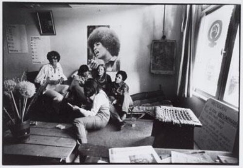 Vrouwenhuis, aan de muur affiche met Angela Davis met Afro-look 1973