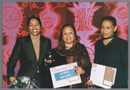 Van links naar rechts: Farida Pattisahusiwa en Vera Tentua van Vrouwen voor Vrede op de Molukken tijdens de uitreiking van de Zami-award 2003 met als thema: Vrouwen, Vrede en Veiligheid 2003