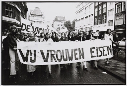 Abortusdemonstratie met spandoeken :'Wij vrouwen eisen'. 1977