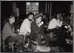 Redactrices van vrouwentijdschriften Vrouwentongen, Vrouwenkrant bij de laatste uitzending van het radioprogramma 'Hoor Haar'. 1982