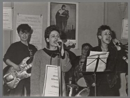 Optreden vrouwenband in het Vrouwenhuis, Heinsbergerweg 2 in Roermond 1982