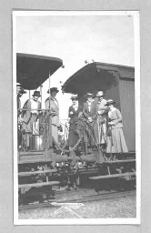 Leden van het Jonge Vrouwen Gilde staande op het balkon van een trein 1916?