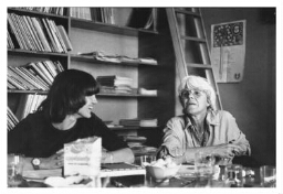 Cineaste Hedda van Gennep en journaliste Aafke Steenhuis. 1980