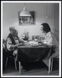 Portret van maatschappelijk werker Ina Blanken (1954) op bezoek bij een oudere vrouw 1998