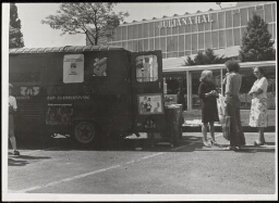 Bus van MVM voor de Julianahal in Utrecht, waar de Emancipade werd gehouden. 1975