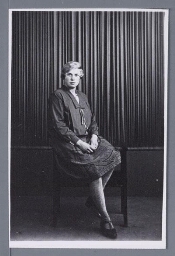 Studioportret van dienstmeisje Trui (Geertruida) van Dijk. 1928