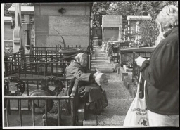 Vrouw op begraafplaats 'Père Lachaise' in Parijs 1985