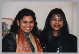 Hindostaanse Mala Kishoendajal met haar dochter tijdens de presentiatie van haar debuut 'Dame Blanche' 2000