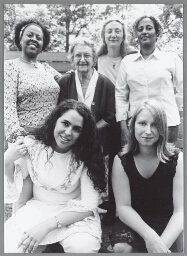 Deelneemsters aan de bijeenkomst 'Jong en Oud: Vrouwen/Bewegingen door de Tijd heen', georganiseerd door de Stichting Vrouwen en Diversiteit 2003