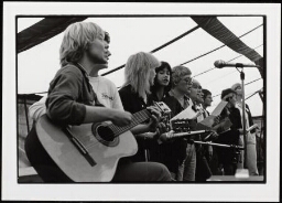 Groep vrouwen treedt op met gitaar en zang in de tent in het Vondelpark na de demonstratie tegen de abortuswet. 1980