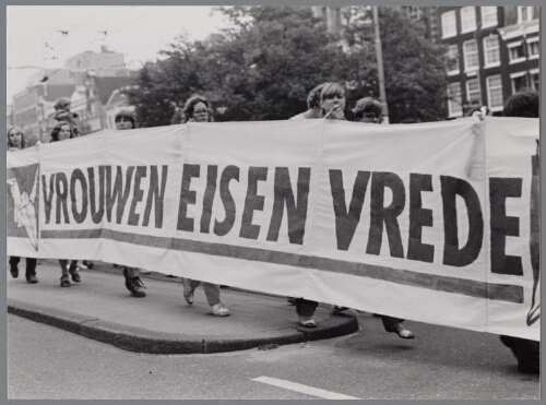 Vrouwen eisen vrede tijdens een demonstratie. 1981