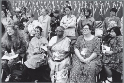 Tijdens de wereldvrouwenconferentie in Biejing wordt door vrouwen van allerlei nationaliteiten met elkaar gezongen. 1996