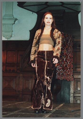 Een model toont een creatie van modeontwerper Roshanak Parizaden tijdens de modeshow ter gelegenheid van de Zami Award 1999 met als thema 'mode en diversiteit' 1999