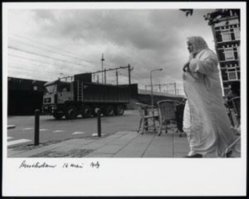 Allochtone vrouw met hoofddoek, Pontanusstraat Amsterdam 1989