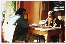 Frank Schaefer (l.) en Niels Teelsloot in café de Ponteneur 2000