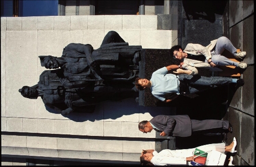 Miek en Helene bij standbeeld in Kiev 1995