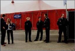Politie tijdens het Drum Rhythm festival op het Java-eiland in Amsterdam 2001