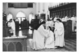 Cisterciënserin ontvangt haar nieuwe kleed tijdens een professie. 1983