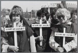 Manifestatie vrouwen voor vrede .Vrouwen lopen met kruisen: 'vrede op aarde ?'. 1985