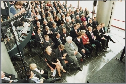 Publiek tijdens opening Persmuseum aan de Cruqiusweg 31 te Amsterdam 2001
