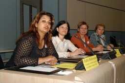 Middag georganiseerd door de Provinciale Vrouwenraad Zuid-Holland, met als thema 'De jeugd: van mondig tot verantwoordelijk' 2004
