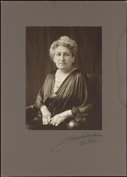 Studioportret van Aletta Jacobs 1924