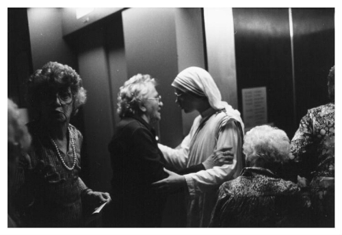 Een zuster van Moeder Teresa (Missionarissen van Naastenliefde) brengt in het Centrum Stadzicht bejaarden naar de Eucharistieviering. 1982