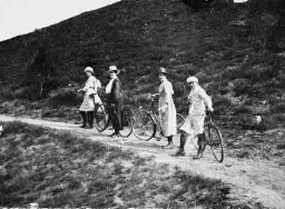 Vier vrouwen met fietsen.Johanna Westerdijk waarschijnlijk tweede van links 1917