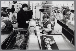 Caissières werken met nieuwe scanners in de supermarkt. 1986