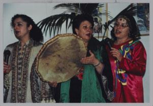 Optreden van het koor Alontonen uit Den Helder tijdens de nieuwjaarreceptie van Zami 2001