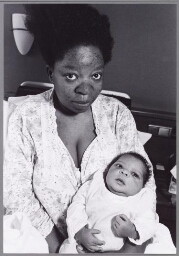 Luciana Makubikwa vlak na de geboorte van haar tweede kind in het kraamzorghotel 2003