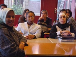 Vluchtelingen-vrouwen krijgen Nederlandse taalles tijdenshun 'inburgeringscursus'. 2002