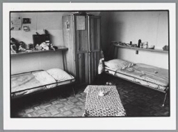 Slaapruimte van vrouwenopvangcentrum De Tunnel. 1985