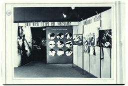 Stand 'Linnengoed' op de tentoonstelling 'De Nederlandse Vrouw 1898-1948'. 1948