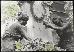 Kunstwerk op graf op begraafplaats 'Père Lachaise' in Parijs 1985