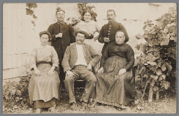 Familieportret in de tuin. 190?