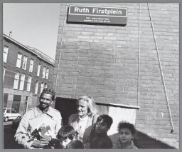 Plein in de Transvaalwijk wordt omgedoopt in Ruth Firstplein door de vrouw van de burgemeester. 1989