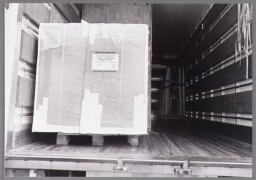Blik in de vrachtwagen met de ingepakte archieven die net uit Moskou zijn teruggekeerd 2003