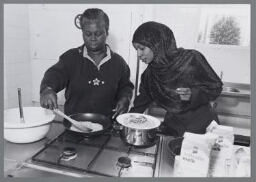 Vrouwen koken in asielzoekerscentrum. 1999