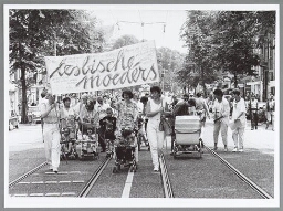 Lesbische moeders demonstreren mee in Amsterdam tijdens Europride. 1994