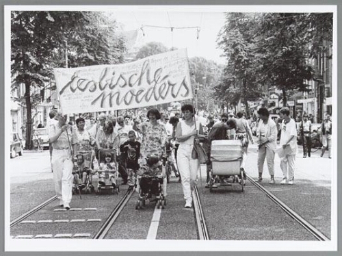 Lesbische moeders demonstreren mee in Amsterdam tijdens Europride. 1994