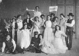 Toneelstuk van de Amsterdamsche Vrouwelijke Studenten Vereeniging (AVSV) 1909